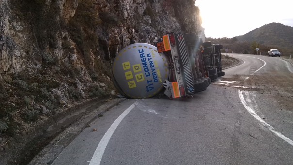 Prevrnula se cisterna puna bitumena