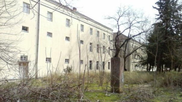 Ukrali metalna vrata iz kruga bivše kasarne