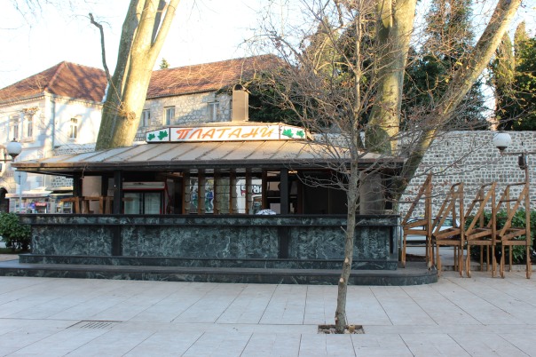 Nikla dva praznična drveta