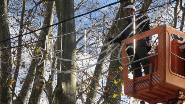 Počelo praznično ukrašavanje grada