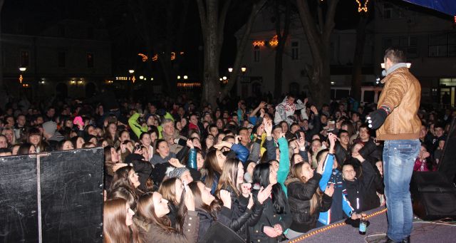 Šapčani zagrijali atmosferu na Trgu slobode (FOTO)