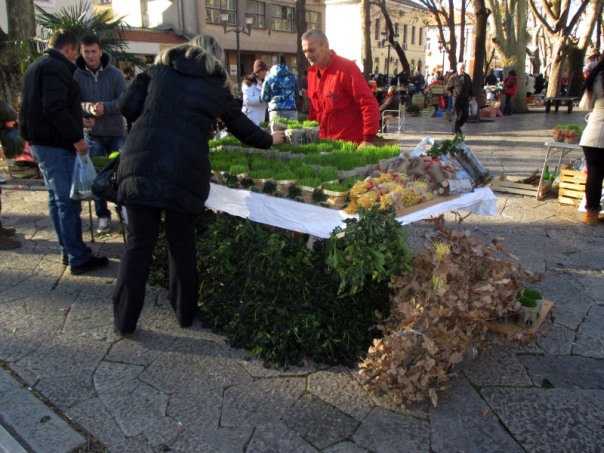 Pijaca u znaku ribe i božićnih aranžmana