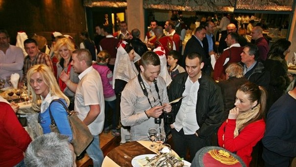 Trebinjci na Prazniku mimoze - veče u čast vina i folklora