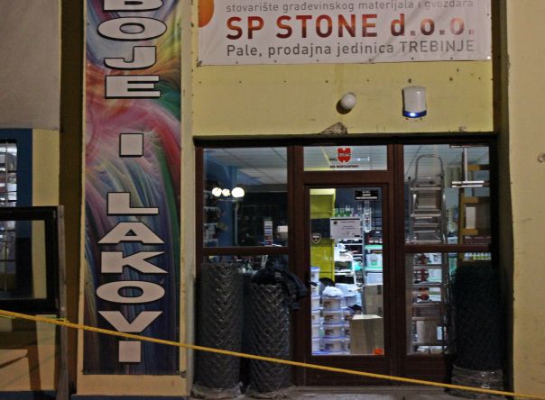 Razbojnik pucao u prodavnici i oteo novac