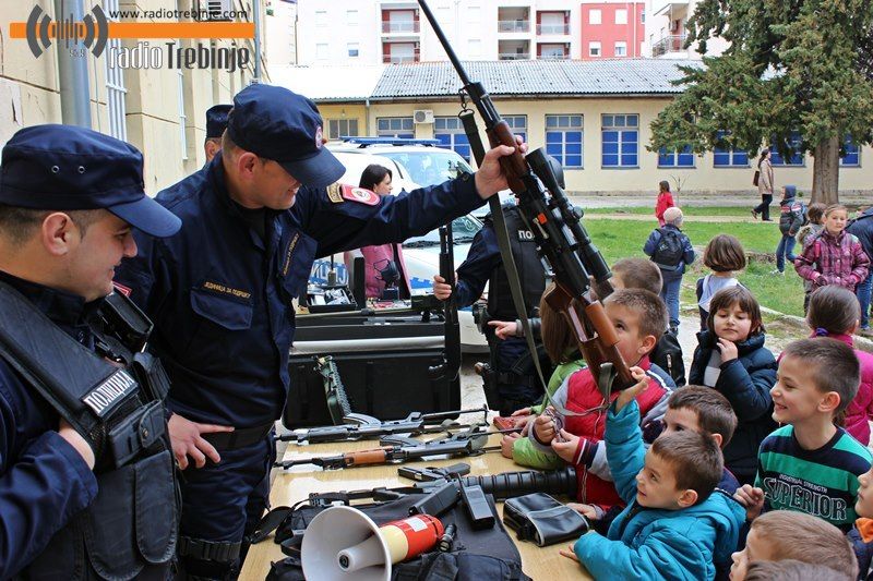 Policija u druženju sa mališanima (FOTO)