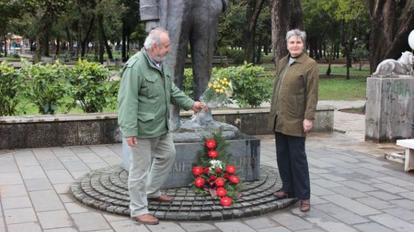 Žute ruže za Dučića