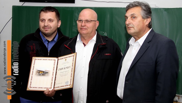 Računari i oprema za školu u Policama