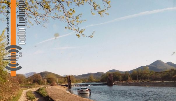 „Kupanje“ ljubimca u Trebišnjici (Foto)