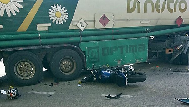 Motociklista udario u cisternu