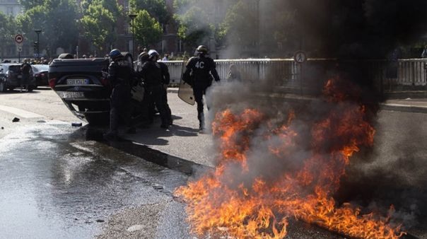 Гори Париз: Рат полиције и таксиста