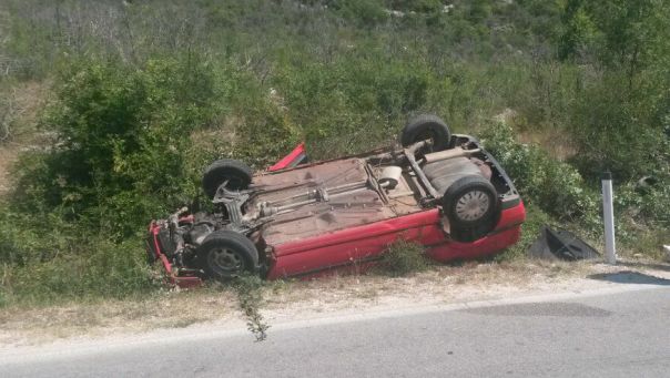 Изврнуо се на кров и сломио нос