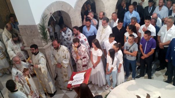 Служена литургија у новоосвештаном храму