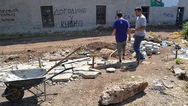 Омладинци уређују парк код касарне