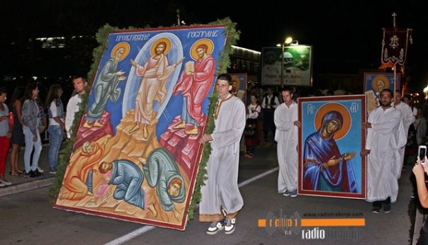 Требиње прославило Крсну славу: Препуне улице и тргови у најсвечанијој ноћи (ФОТО)