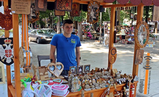 Марко Спаић у бици за здравље: Израдом сувенира зарађује за лијечење