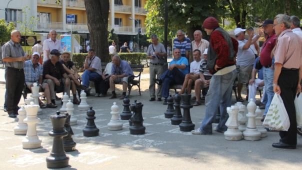 На 115 запослених чак 100 пензионера