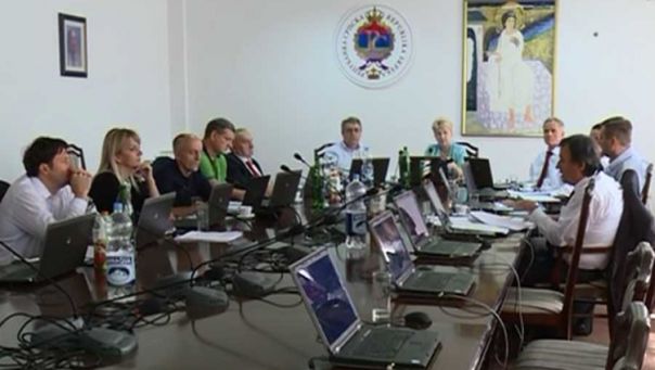 Одзвонило раду професора на више факултета?!