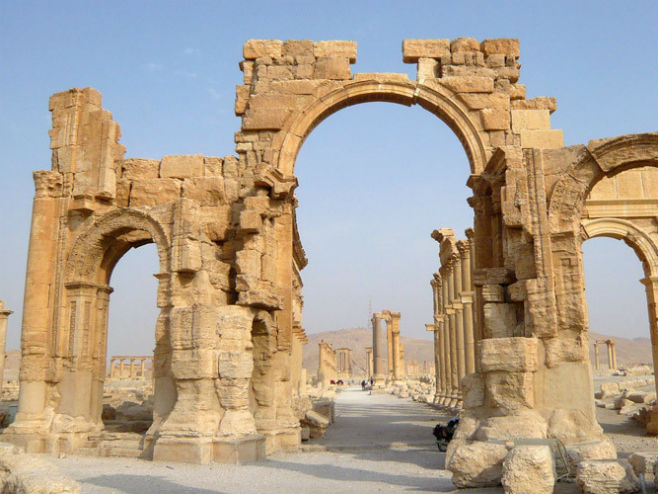 ИД уништила Тријумфалну капију у Палмири