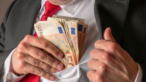 Политичари хоће мање плате, али им „не да закон“