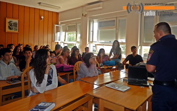 Упозорење гимназијалцима: На друштвеним мрежема вребају опасности