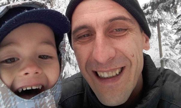 Никола стасао да мајци сам запали свијећу