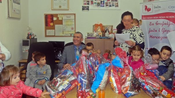 Новогодишњи пакетићи за Удружење „Бебе“