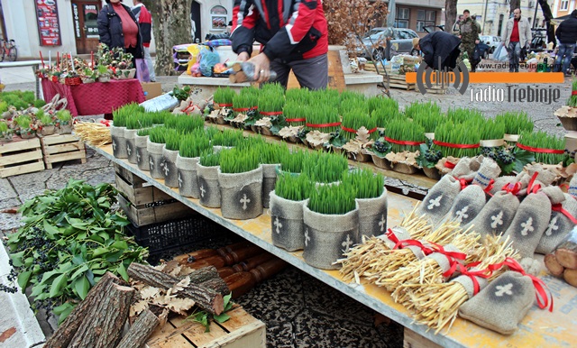 Требиње дочекује Божић: Сабрано око ватре бадњака, владика Григорије служи у поноћ