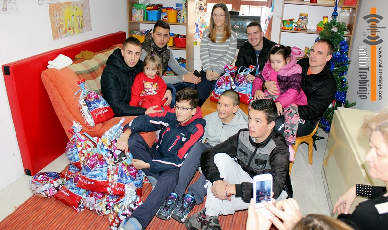 Делије даровале пакетиће дјеци са посебним потребама