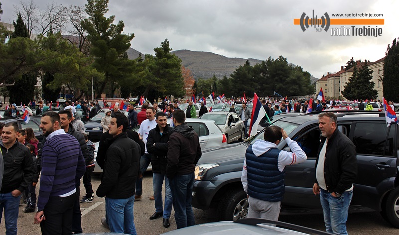 Колона са заставама слави Републику