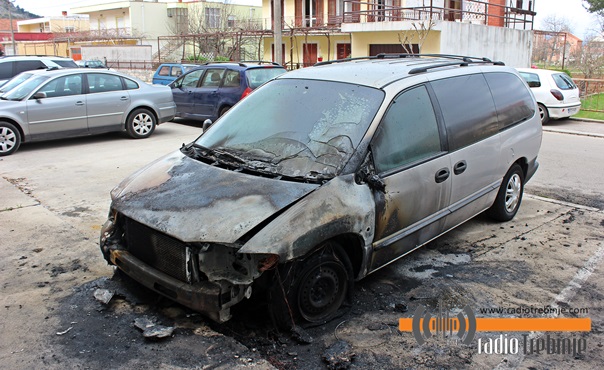 Избио пожар на паркираном џипу