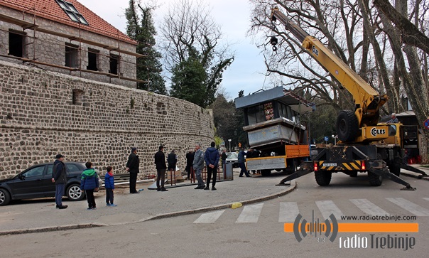 Почело измијештање киоска