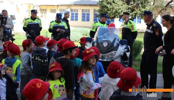 Полиција у дружењу са малишанима (ФОТО)