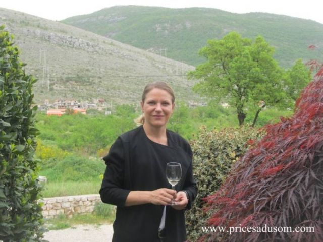 Родила је четворо дјеце, па се посветила каријери и постала једина винарка у Херцеговини