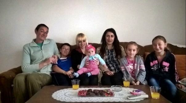 Актив жена СДС са вишечланим породицама подијелио радост Васкрса