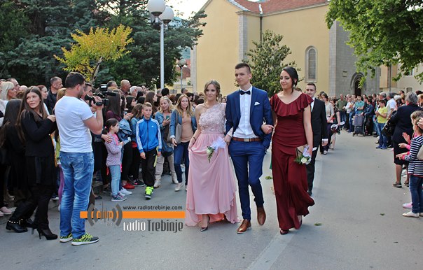 Почеле матурске свечаности: Гимназијалци у свечаном дефилеу (ФОТО)