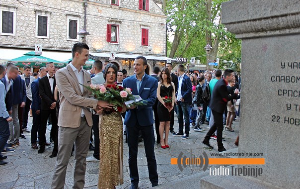 И матуранти Техничке школе у свечаном дефилеу (ФОТО)