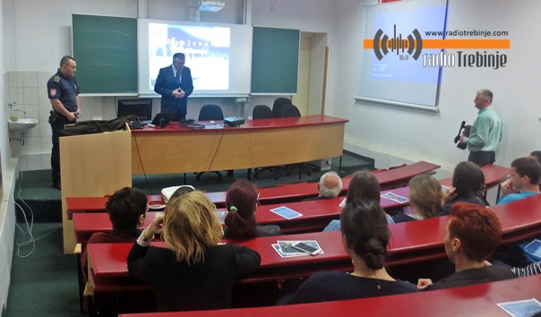 Предавање за ученике о злоупотребама фејсбука