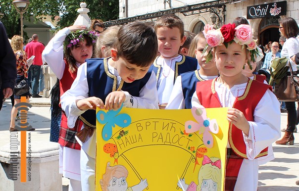 Цвјетни караван на улицама Требиња (ФОТО)