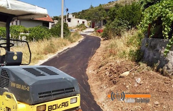 Асфалтиране улице у Мостаћима и Љубомиру