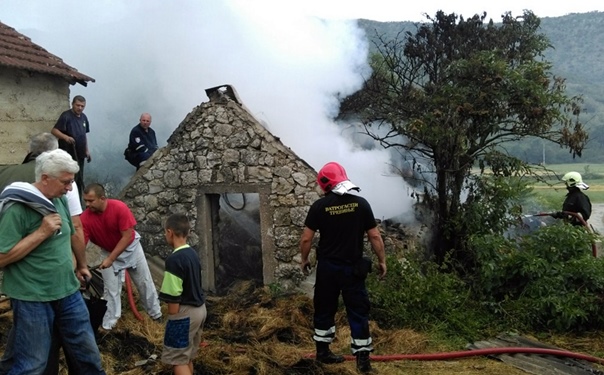 Од удара грома изгорјела штала