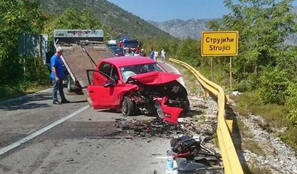 Три особе повријеђене у саобраћајци