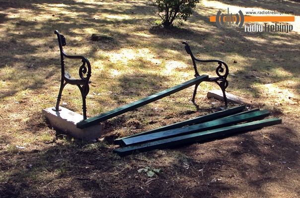 Страдале клупе у градском парку