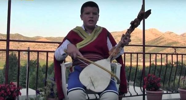 Има само 13 година, а већ стасао у правог гуслара