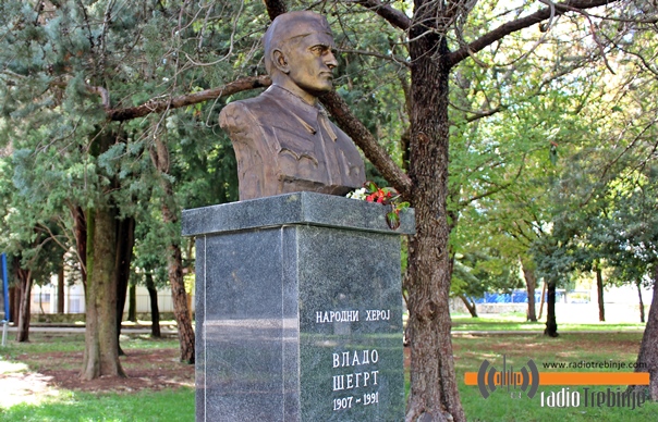 Упркос протестима: У парку освануо бронзани Владо Шегрт