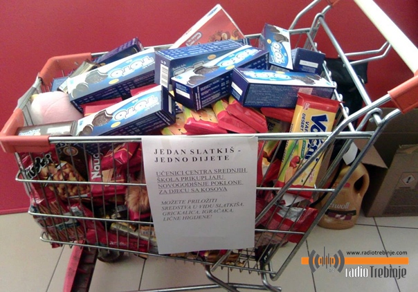 Прикупљено 118 пакетића: Требињски средњошколци за дјецу Косова и Метохије