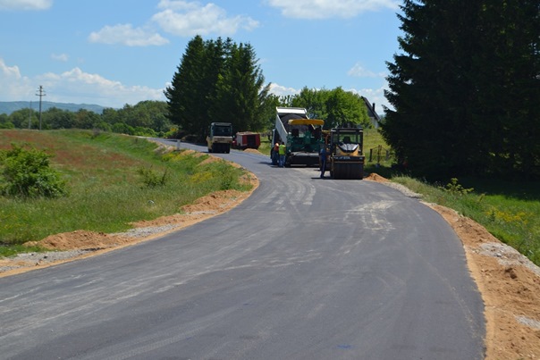 Presvlačenje asfalta na putu Nevesinje-Odžak