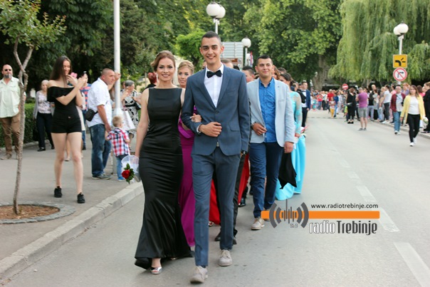 Матуранти Центра средњих школа у свечаном дефилеу (ФОТО)