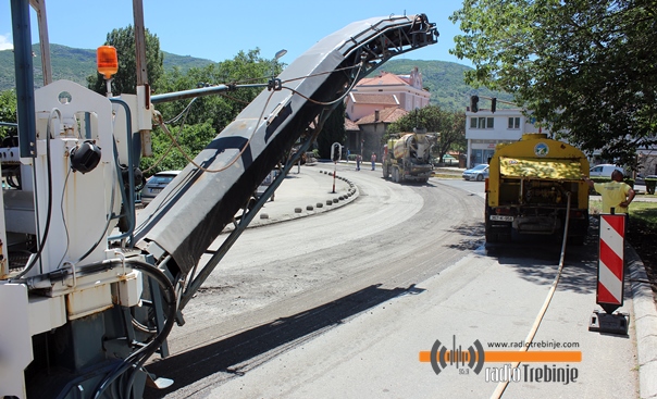 Фото-вијест: Санација асфалта на скретишту према Горици