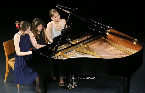 Фото вијест: Три сестре и клавир