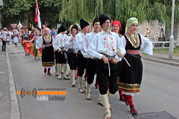 Šarenilo pjesme i nošnje obojilo grad